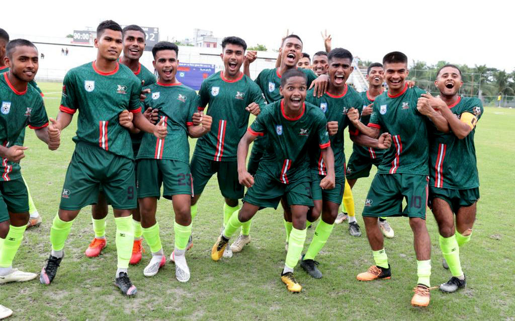 Sheikh Jamal DC clinched the title after posting seven wins, one draw and just one loss in nine games. But there is a loophole in their success story. Instead of carrying out arduous open trials to find players, they opted to rent in the services of one of the most renowned football academies in the country to play on behalf of the team. The Dhanmondi Club fielded the youth team of Jashore's Shams Ul Huda Football Academy and even roped in the academy's coach ahead of the league. By doing that, they had already gained the upper hand as the players from the academy, unlike the players roped in through open trials in other clubs, were well-drilled in a footballing, professional environment that provided them with proper facilities and had been playing together for about two years. Quite expectedly, they used that quality and experience to become champions. "The players have been together for nearly two years, training two sessions a day by availing modern facilities at the academy in Jashore. As a result, they have been improving daily and have a good understanding of each other," said Sheikh Jamal's U-18 team coach Kazi Maruf Hossain. Sheikh Jamal's triumph, or to be more specific, Shams Ul Huda Football Academy's success, has shown that if clubs take the initiative of facilitating round-the-year youth teams into their club structure, then favourable outcomes for youth football will follow, not only for the clubs but also for Bangladesh football in a broader perspective. Despite the glimpses of talent and potential seen amongst some, the league wasn't allowed to maximise their potential owing to a lack of training and preparation for th