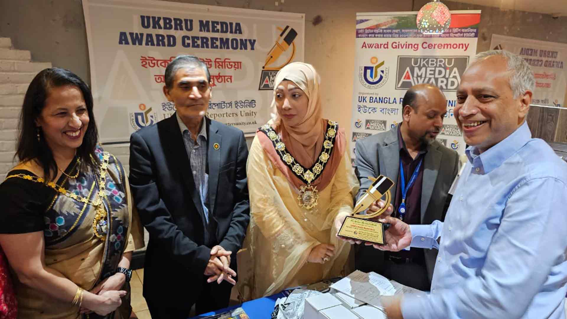 Cinebuzz editor Ansar Ahmed Ullah honoured with UKBRU Award 2022