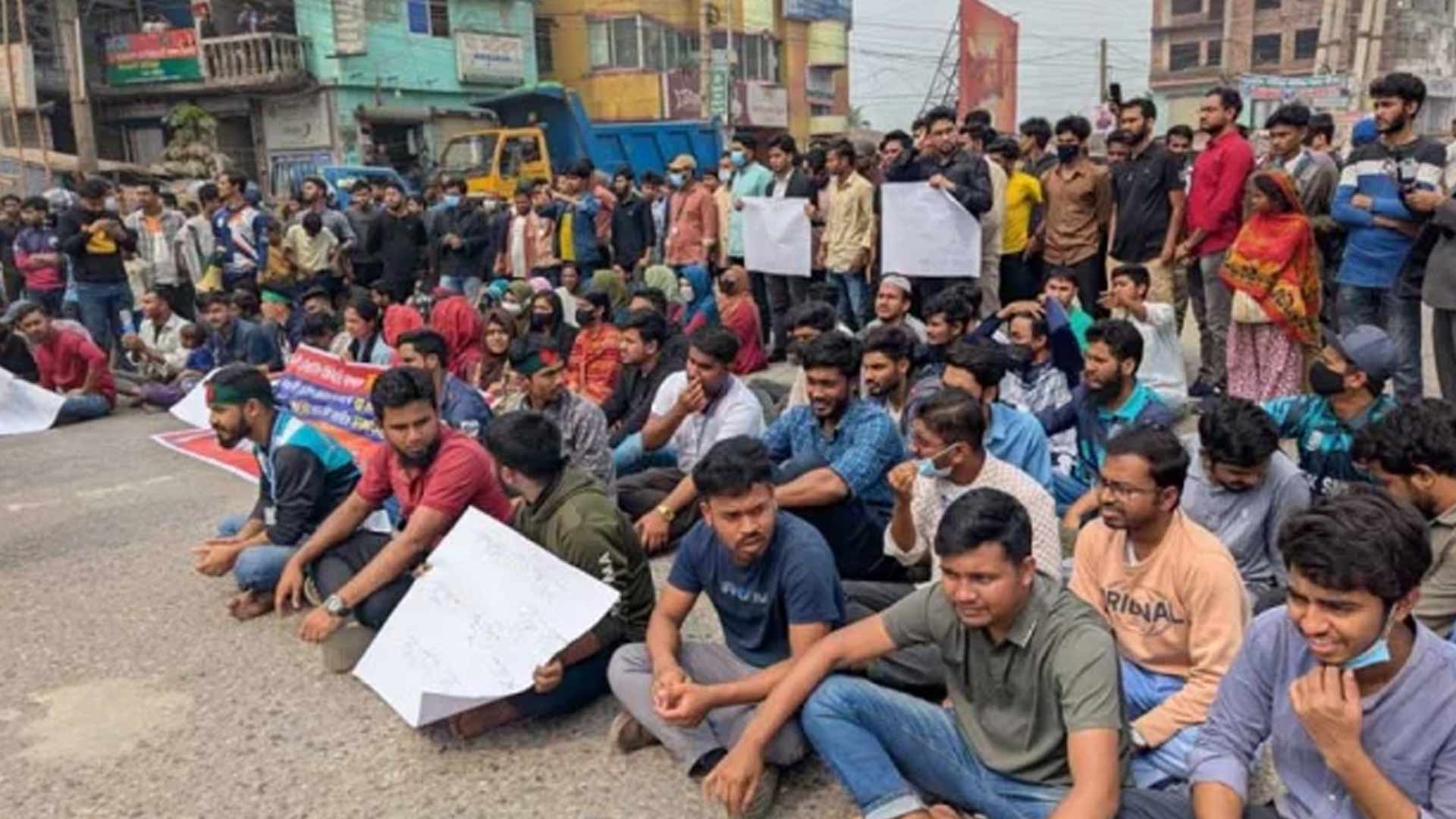 Students barricade Dhaka-Sylhet highway